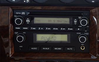 Hệ thống giải trí với đầu CD, kết nối Radio / AUX