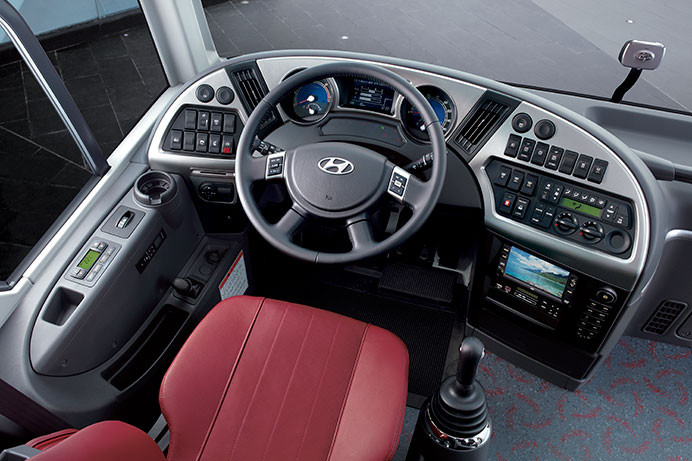Khoang lái rộng rãi và hiện đại, Vô lăng tích hợp nhiều tính năng, bảng điều khiển với nhiều phím chức năng giúp cho người lái thao tác một cách dễ dàng và nhanh chóng.