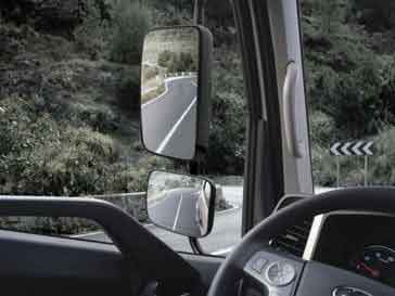 Cặp gương chiếu hậu kiểu mới, tích hợp thêm gương phụ giúp tăng góc quan sát và độ an toàn khi vận hành xe, bổ sung tính năng chỉnh điện 4 hướng và sấy gương